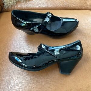 Dansko patent leather size 38 Maryjane heels